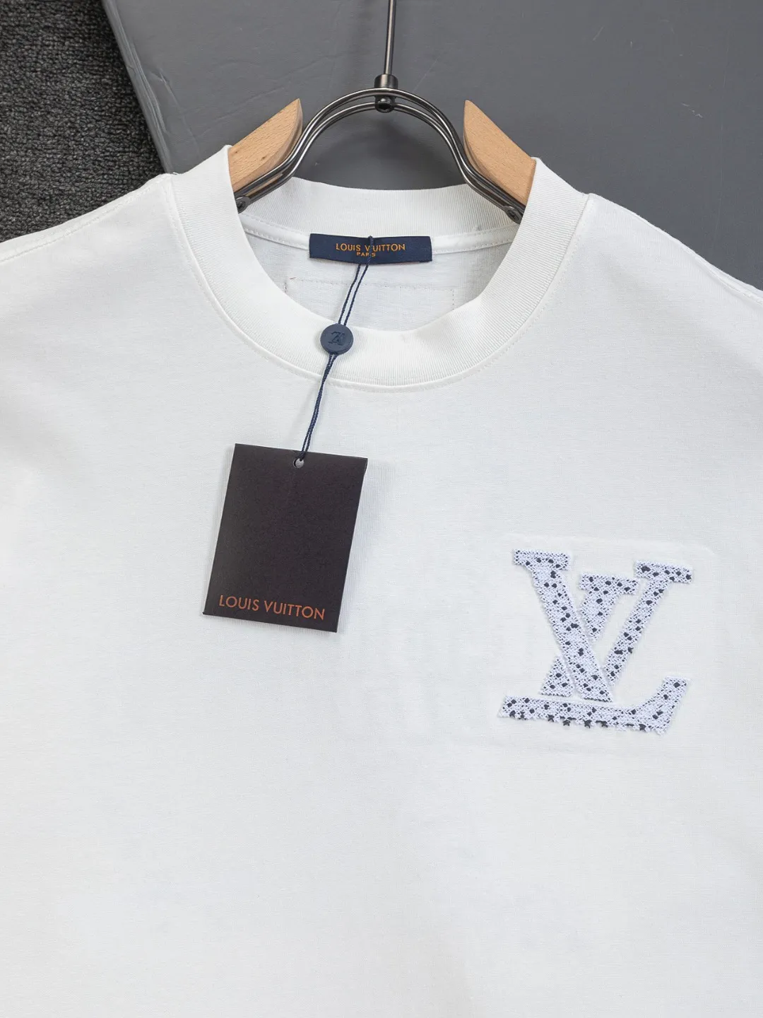 🅿️220 Louis Vuitton 1V LV lv slightly wide version S-XL LV 26ss new products are available at counters simultaneously. Multiple craftsmanship. Spotted letter logo on the chest🪡 embroidery. Large spotted letter logo on the back panel🪡 embroidery. Round neck short-sleeved T-shirt, same style for men and women! Consigned to one-to-one creation. Synchronized with the official website, pure cotton fabrics at the counter! It is close to the skin and comfortable, durable and easy to wear. It has a classic and simple logo design and meticulous original craftsmanship. Short-sleeves, a must-have item for men, do not appear to be the same for the general public, but must be unique and eye-catching. This LV short-sleeve is all about quality, comfort, the same shape and fashion as always, including fabrics and cutting techniques. All of them have been made with great effort! 320 grams of washed pure cotton fabric, pure cotton is breathable, very refreshing and comfortable for daily wear. The rib knitting on the neckline is smooth and tight, and the neckline will not be skewed if you toss it at will. The loose version, you will find that it looks really good on the upper body. The overall is minimalist and neat, super versatile for daily use! Pair it casually with a pair of pants for a youthful look. A T-shirt will make your outfit crazy. It is a fashionable item that can never go wrong! Color: Black White Size: S-XL Size chart: S: Shoulder width 50-Bust 56-Length 70 M: Shoulder width 52-Bust 57-Length 72 L: Shoulder width 54-Bust 59-Length 74 XL: Shoulder width 56-Bust 62-Length 76